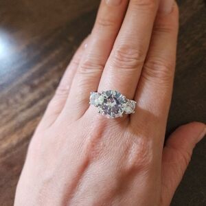 New! 3 Stone Sterling Silver 3 Stone Ring Size 9  Approx 7 Ct Center Stone
